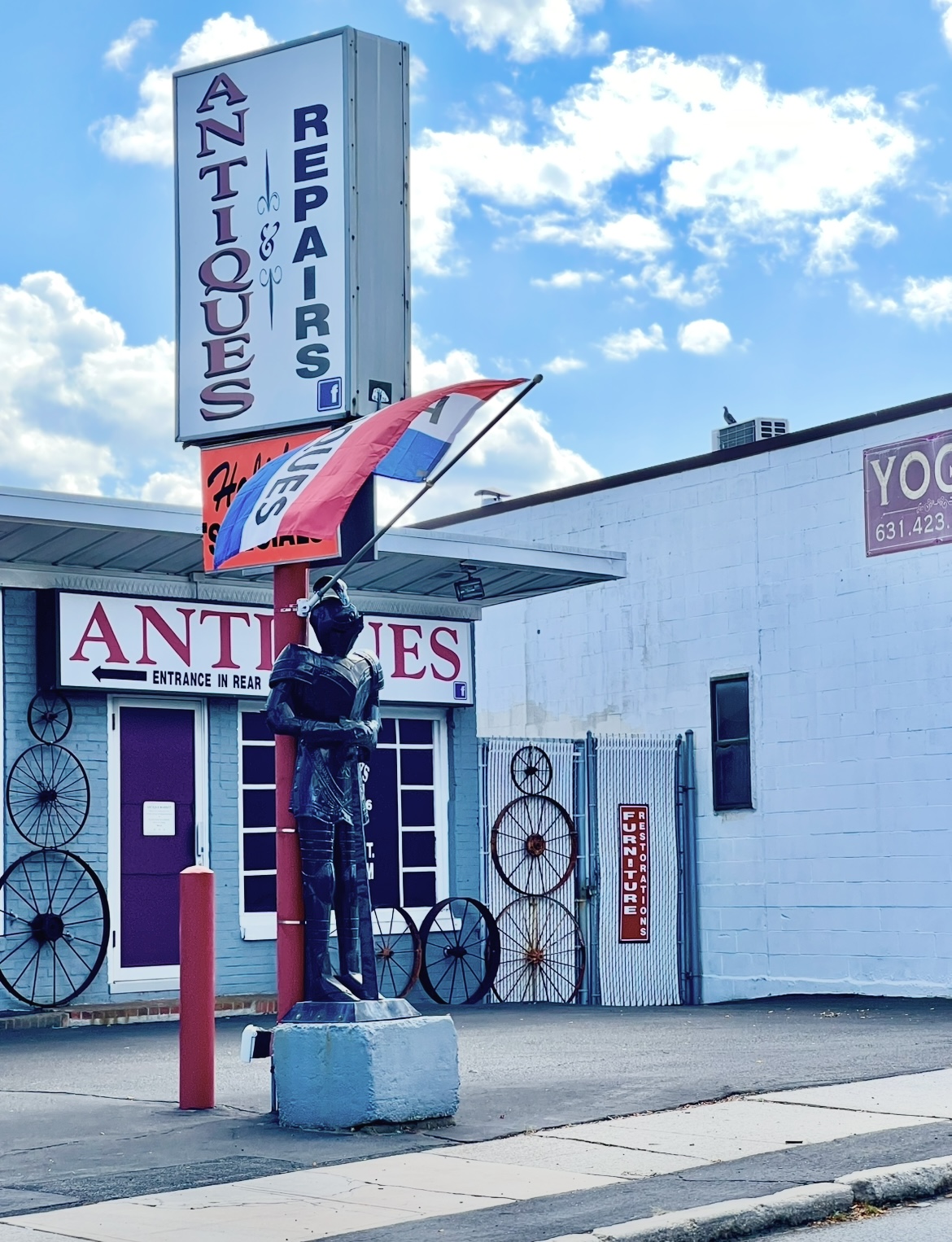 HOLIDAY SHOPPING EVENT at the ANTIQUE MARKET